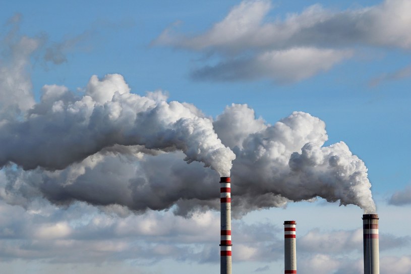 Emisje CO2 drożeją w zastraszającym tempie /123RF/PICSEL
