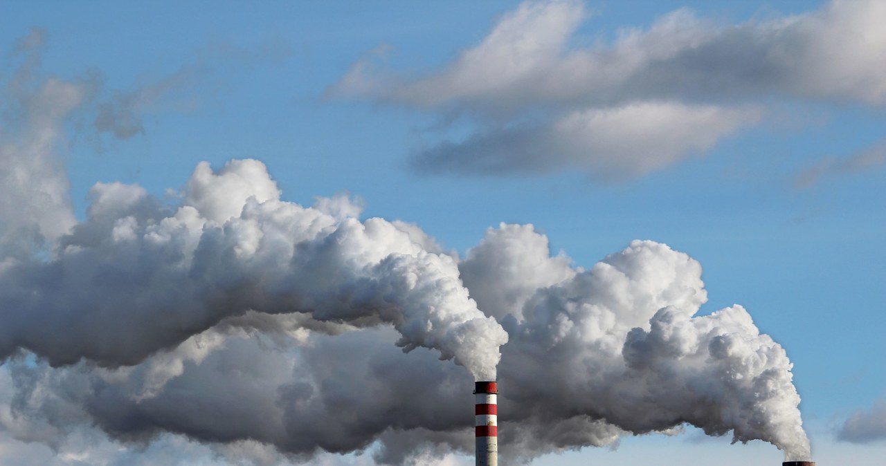 Emisje CO2 drożeją w zastraszającym tempie /123RF/PICSEL