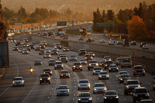 Emisje CO2 trzeba znacznie zmniejszyć, by nie przekroczyć bezpiecznej granicy wzrostu temperatur o dwa stopnie do końca wieku, na zdjęciu ruch uliczny w rejonie Los Angeles /AFP