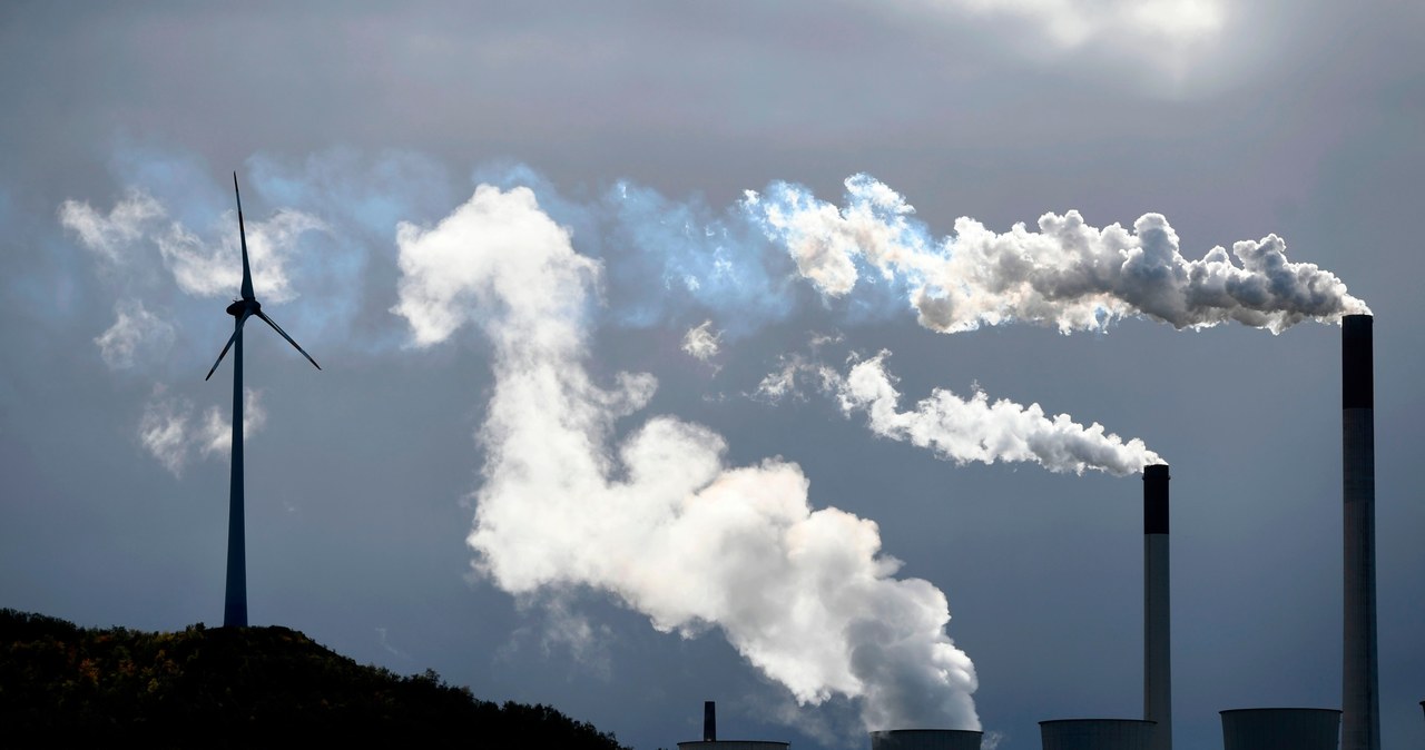 Emisje dwutlenku węgla do atmosfery wciąż rosną. W 2022 roku padł kolejny rekord /123RF/PICSEL
