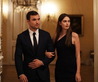 Emma bardzo szybko zaczyna odnosić sukcesy. Na jednej z sesji zdjęciowych poznaje przystojnego i charyzmatycznego fotografa – Shane’a (Ed Skrein). 