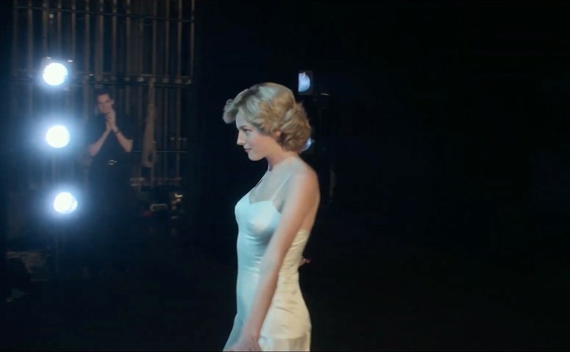 Emma Corrin jako księżna Diana w czwartym sezonie serialu "The Crown" /Netflix/Ferrari Press /East News