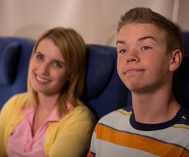 Emma Roberts i Will Poulter w scenie z filmu "Millerowie"