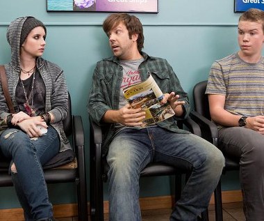 Emma Roberts Jason Sudeikis i Will Poulter w scenie z filmu "Millerowie"