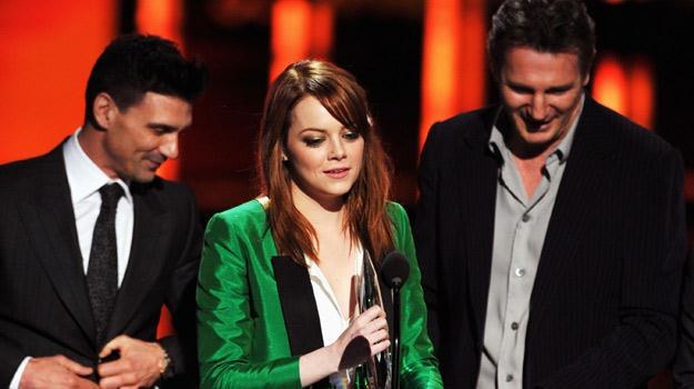 Emma Stone odebrała nagrodę z rąk Franka Grillo i Liama Neesona, fot. Kevin Winter /Getty Images/Flash Press Media