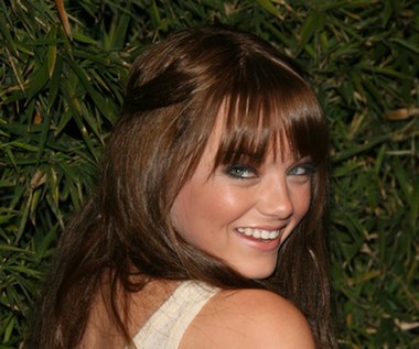 Emma Stone urodziła się 6 listopada 1988 roku w Scottsdale w Arizonie. Tak naprawdę ma na imię Emily, a nie Emma, ale gdy zapisywała się do Amerykańskiej Gildii Aktorów imię i nazwisko "Emily Stone" było już zajęte. Jej przodkowie pochodzą ze Szwecji - Stone jest "zangielszczonym" odpowiednikiem ich prawdziwego nazwiska.