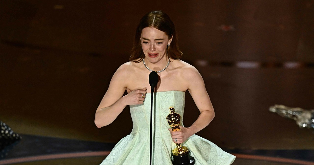 Emma Stone zaliczyła modową wpadkę przez zepsuty zamek sukienki /PATRICK T. FALLON/AFP/East News /East News