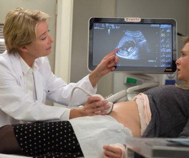 Emma Thompson i Renée Zellweger w scenie z filmu "Bridget Jones 3"