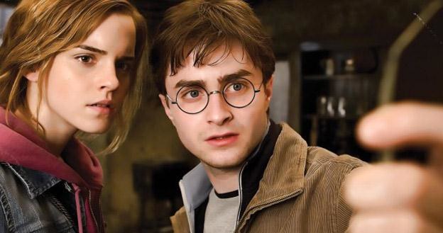 Emma Watson i Daniel Radcliffe w filmie "Harry Potter i Insygnia Śmierci: Część II" /materiały dystrybutora