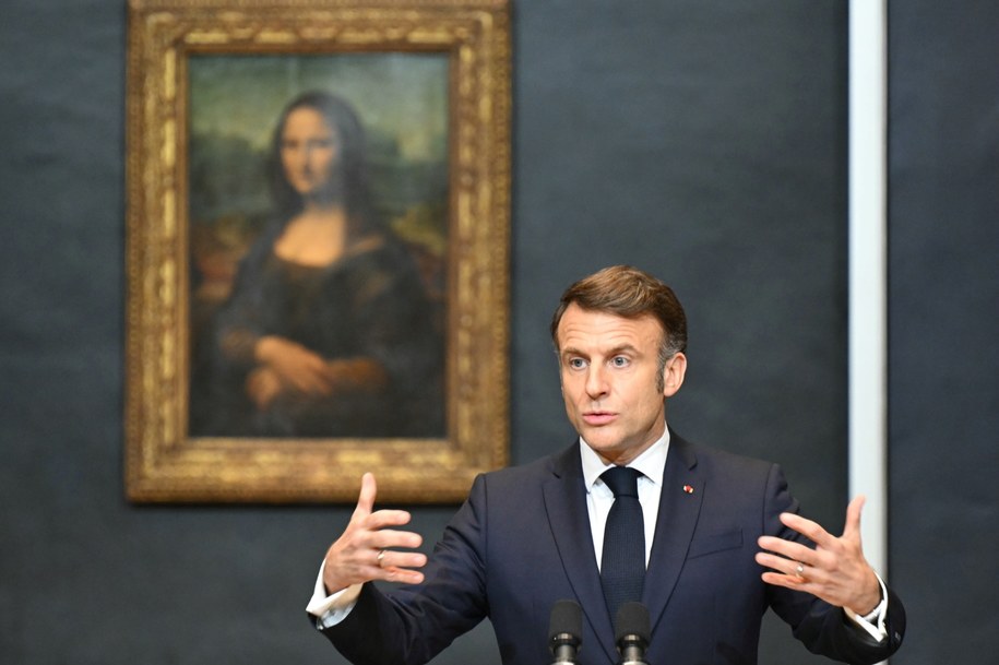 Emmanuel Macron a w tle Mona Lisa /BERTRAND GUAY /PAP/EPA