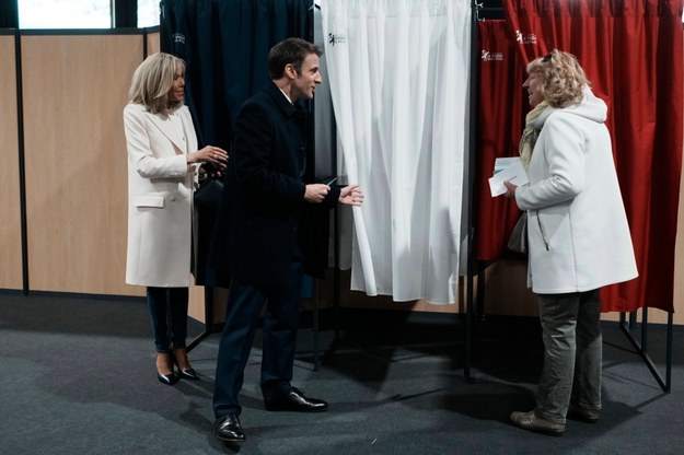 Emmanuel Macron i jego żona Brigitte w lokalu wyborczym w  Le Touquet /Thibault Camus / POOL /PAP/EPA