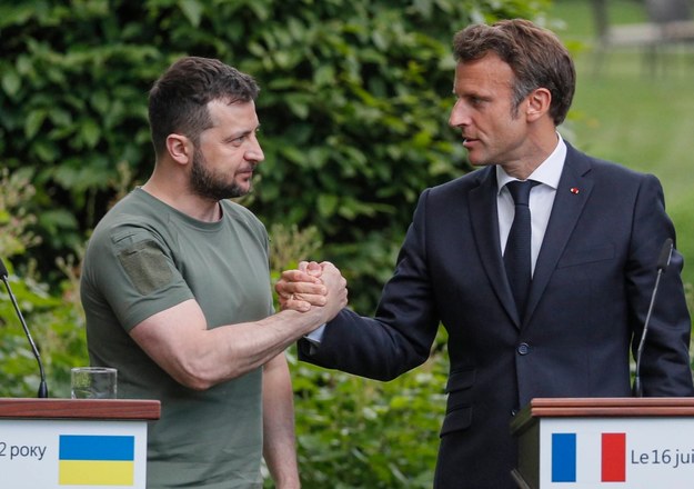 Emmanuel Macron i Wołodymyr Zełenski podczas spotkania w Kijowie w czerwcu tego roku /SERGEY DOLZHENKO /PAP/EPA