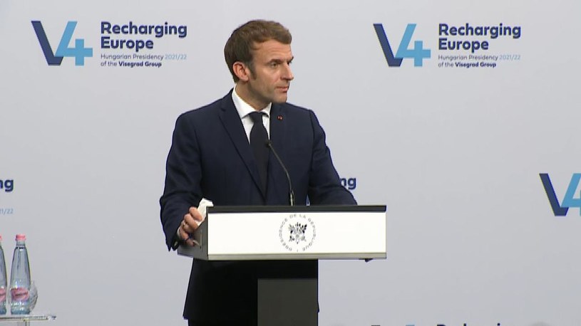 Emmanuel Macron podczas konferencji prasowej w Budapeszcie /Polsat News