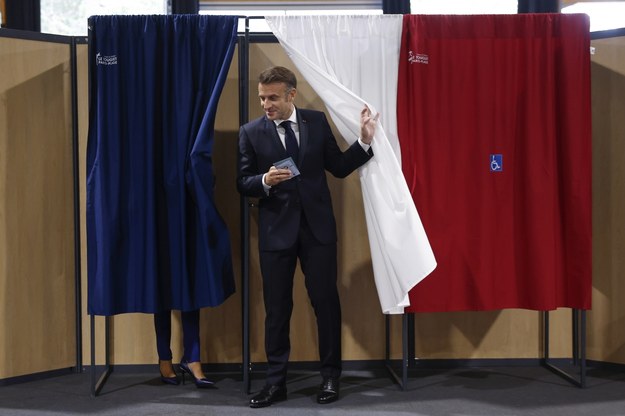 Emmanuel Macron podczas niedzielnego głosowania /MOHAMMED BADRA /PAP/EPA