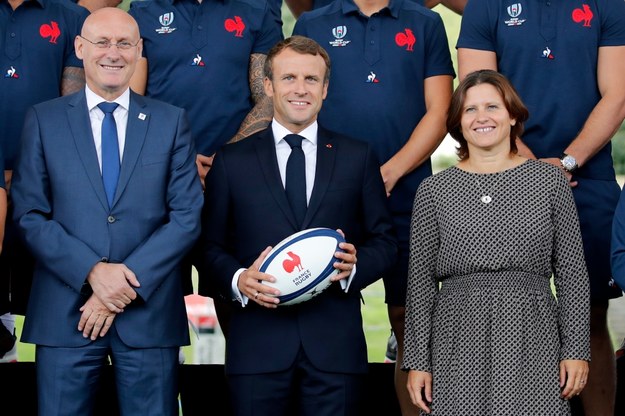 Emmanuel Macron podczas spotkania z reprezentacją rugby /CHRISTOPHE ENA / POOL /PAP/EPA