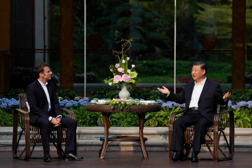 Emmanuel Macron podczas spotkania z Xi Jinpingiem /THIBAULT CAMUS /AFP