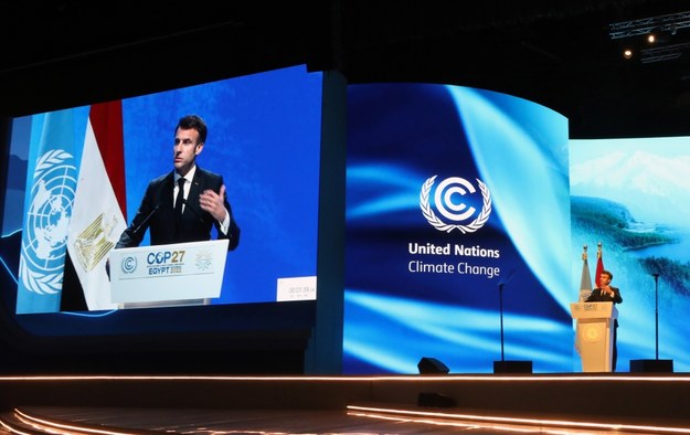 Emmanuel Macron podczas szczytu COP27 /KHALED ELFIQI   /PAP/EPA