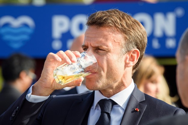 Emmanuel Macron popijający piwo /	GREGOR FISCHER / POOL /PAP/EPA