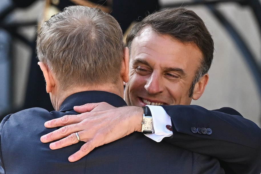 Emmanuel Macron objímá Donalda Tusk. Polský premiér a prezident Francie podepsali smlouvy o spolupráci /Radek Pietruszka /PAP