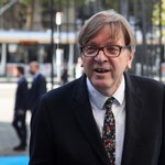 Emmanuel Macron upomniał Joe Bidena. Guy Verhofstadt komentuje