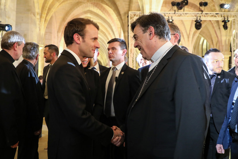 Emmanuel Macron z paryskim arcycbiskupem Michelem Aupetitem /AFP