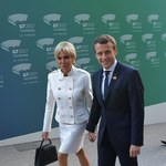 Emmanuel Macron z żoną Brigitte na szczycie G7. Co za kreacja!