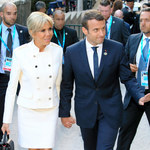Emmanuel Macron z żoną Brigitte na szczycie G7. Co za kreacja!