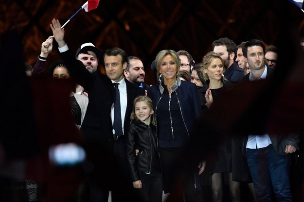 Emmanuel Macron z żoną i jej rodziną świętujący zwycięstwo w wyborach /JULIEN DE ROSA /PAP/EPA