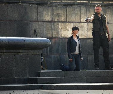 Emmanuelle Chriqui i Mikko Nousiainen w scenie z filmu "Pięć dni wojny"