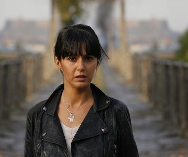 Emmanuelle Chriqui w scenie z filmu "Pięć dni wojny"