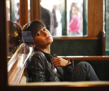 Emmanuelle Chriqui w scenie z filmu "Pięć dni wojny"