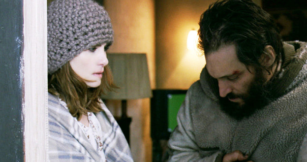 Emmanuelle Seigner i Vincent Gallo w scenie z filmu "Essential Killing" /materiały prasowe