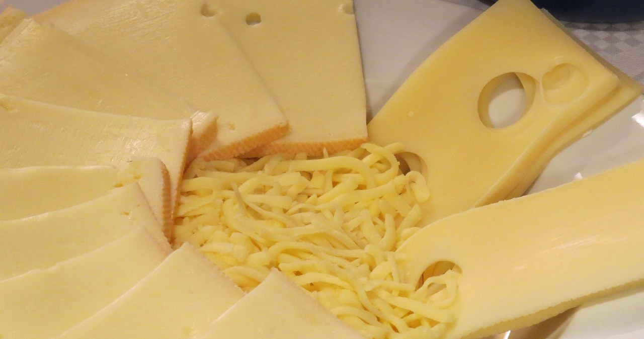 Емменталь - поживний сир з делікатним горіховим смаком /pixabay.com