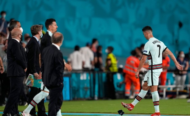 Emocje na meczu Belgia - Portugalia. Cristiano Ronaldo rzucił opaską kapitańską o ziemię
