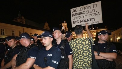 Emocje wokół działań policji przed Pałacem. "Wykazała wstrzemięźliwość" vs "Weszła w buty MO"