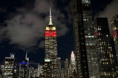 Empire State Building rozświetlony na biało-czerwono