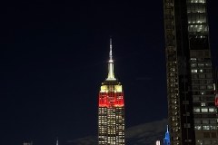 Empire State Building rozświetlony na biało-czerwono
