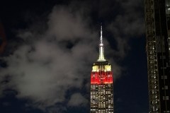 Empire State Building rozświetlony na biało-czerwono