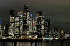 Empire State Building rozświetlony na biało-czerwono