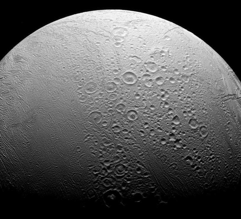 Enceladus ma dwa oblicza /NASA