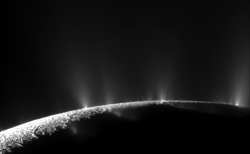 Enceladus ma gejzery, przez które wydostają się związki. /materiały prasowe