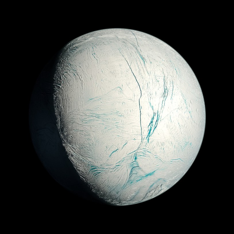 Enceladus teoretycznie nadawałby się do życia, jednak panujące na jego powierzchni warunki są po prostu ekstremalne /123RF/PICSEL