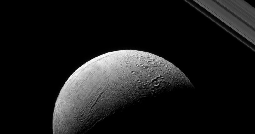 Enceladus widziany z sondy Cassini /NASA