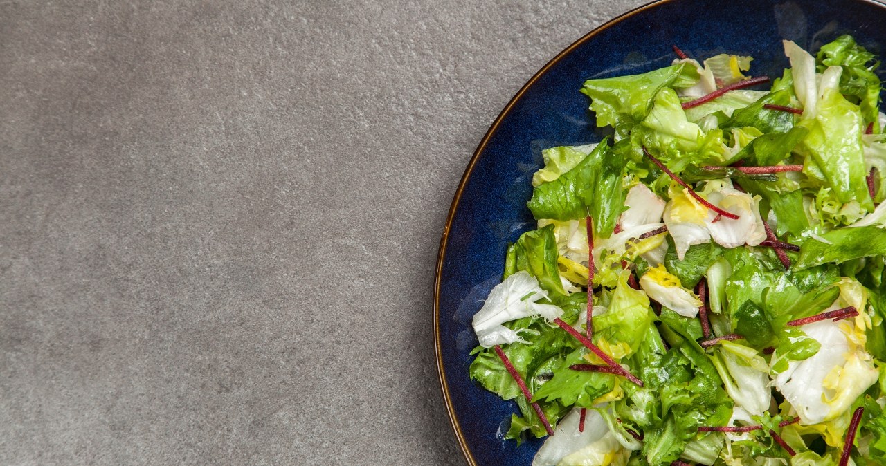 Endywia jest często składnikiem mieszanek sałat, które dostępne są w wielu sklepach /Pixel