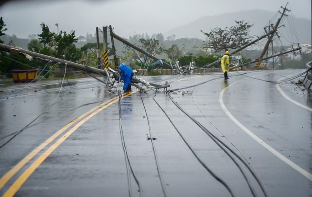 Energetycy naprawiający szkody powstałe po uderzeniu tajfunu Koinu /TAIWAN POWER COMPANY / HANDOUT /PAP/EPA
