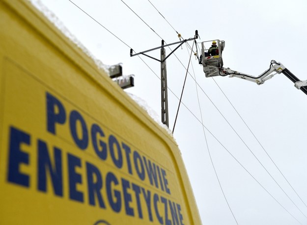 Energetycy twierdzą, że gdyby dziś nie naprawili sieci, w każdej chwili mogłoby dojść do awarii /Darek Delmanowicz /PAP