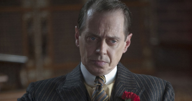 Enoch „Nucky” Thompson (Steve Buscemi) jest wpływowym politykiem sprawującym władzę w Atlantic City /materiały dystrybutora