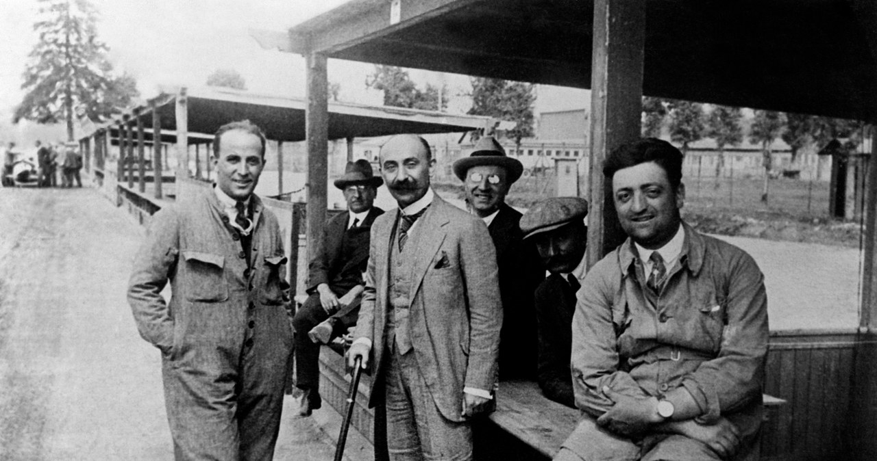 Enzo Ferrari (z prawej)  w 1923 r.  podczas wyścigów na torze Monza /Getty Images