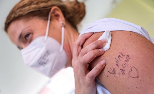 Epidemia koronawirusa: Ponad 45 tys. szczepień wykonanych w Polsce w poniedziałek. Część dzieci wraca do szkół [RAPORT]