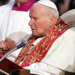 Episkopat broni Jana Pawła II. Jest stanowisko biskupów